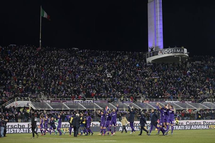 La Fiorentina festeggia dopo la vittoria per 2-1. LaPresse